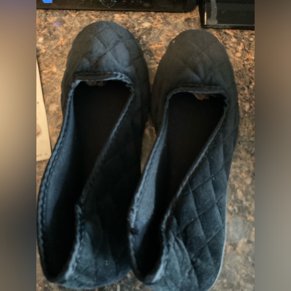 Size 9 black quilted velour slippers